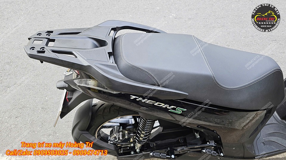 Baga sau kiểu SH300i giúp Theon S cứng cáp hơn và tăng khả năng chở đồ