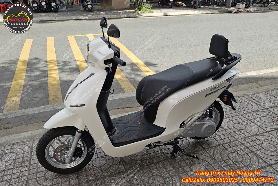 Datbike ERA trang bị tựa lưng bật gấp V1, giúp người ngồi sau thoải mái trên hành trình dài