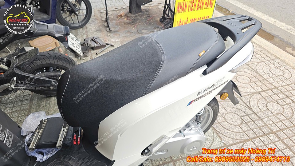 Đế tựa lưng sẵn sàng lắp lên Datbike ERA sau khi hoàn thiện hai lỗ trên cản zin