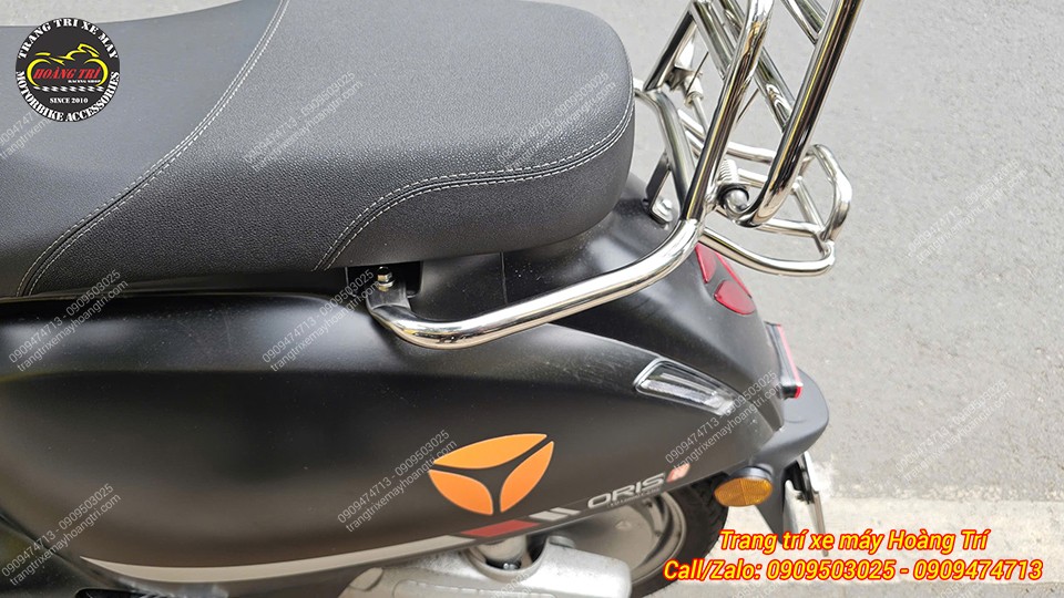 Cận cảnh baga sau tựa lưng inox Yadea Oris ôm sát thân xe, chắc chắn và thẩm mỹ