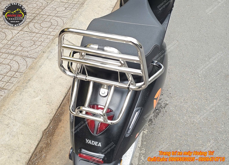 Góc nhìn phía sau nổi bật baga inox sáng bóng với kiểu dáng cong thể thao đẹp mắt