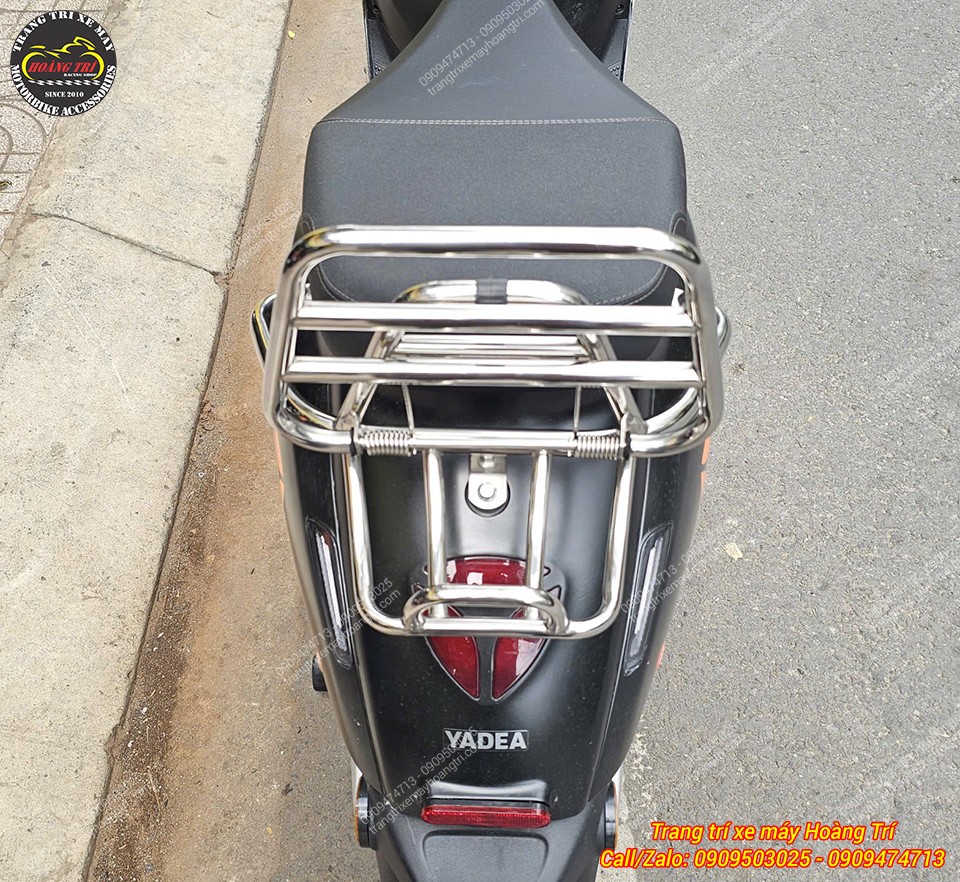 Trực diện baga sau inox tích hợp tựa lưng, lắp gọn và hài hòa tổng thể xe