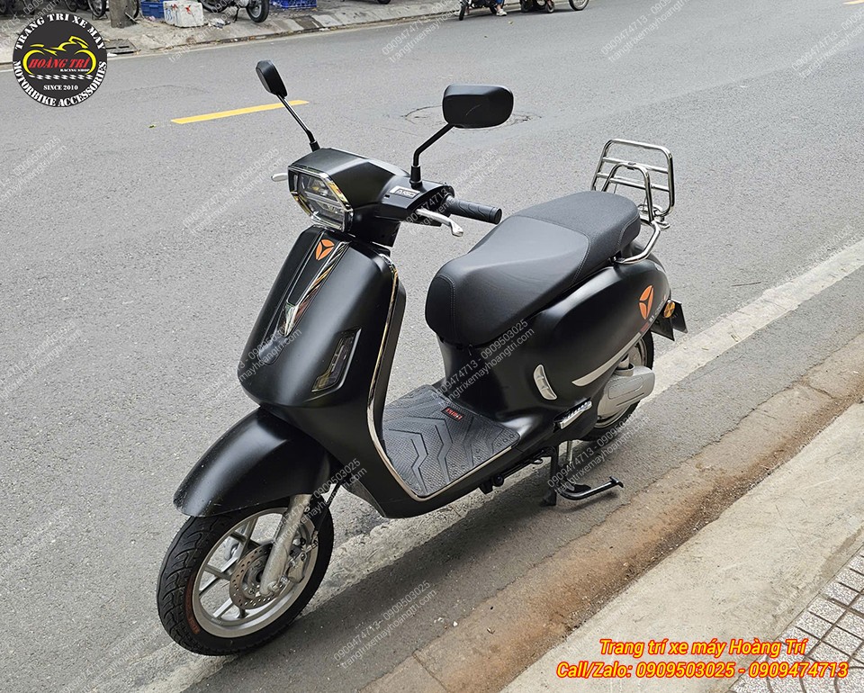 Góc nghiêng phía trước cho thấy Yadea Oris hoàn thiện cùng baga inox tiện dụng hằng ngày