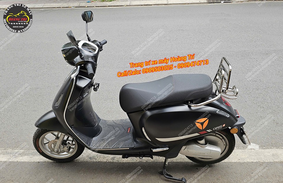 Toàn cảnh Yadea Oris lắp baga tựa lưng inox hiện đại, thuận tiện gắn thêm thùng sau