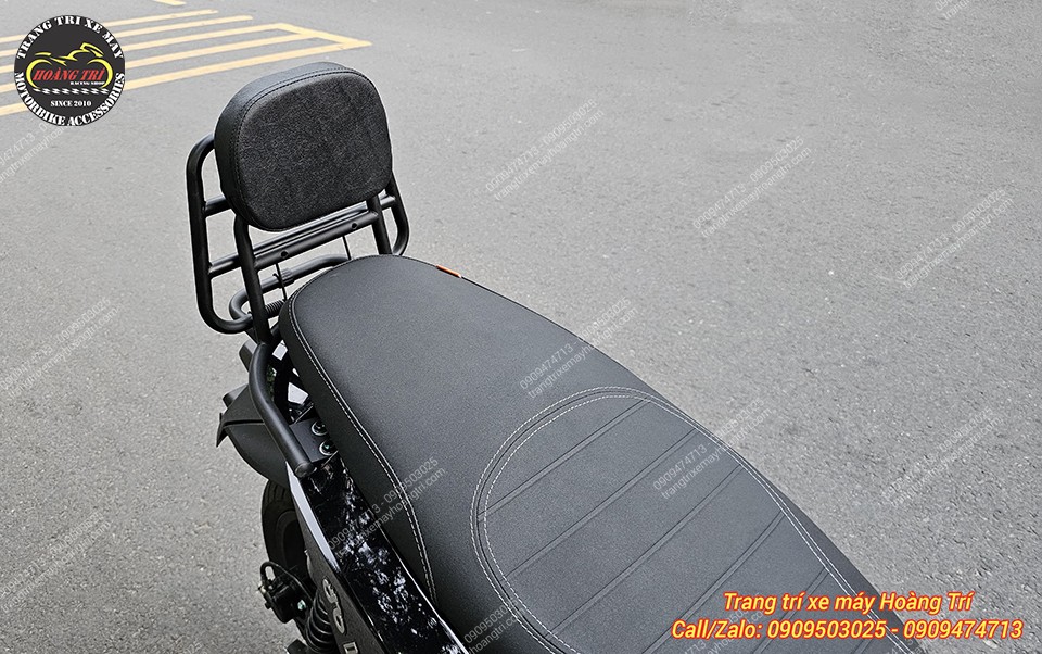 Cận cảnh baga sau tựa lưng Datbike Quantum kiểu Vespa, tăng sự thoải mái cho người ngồi sau