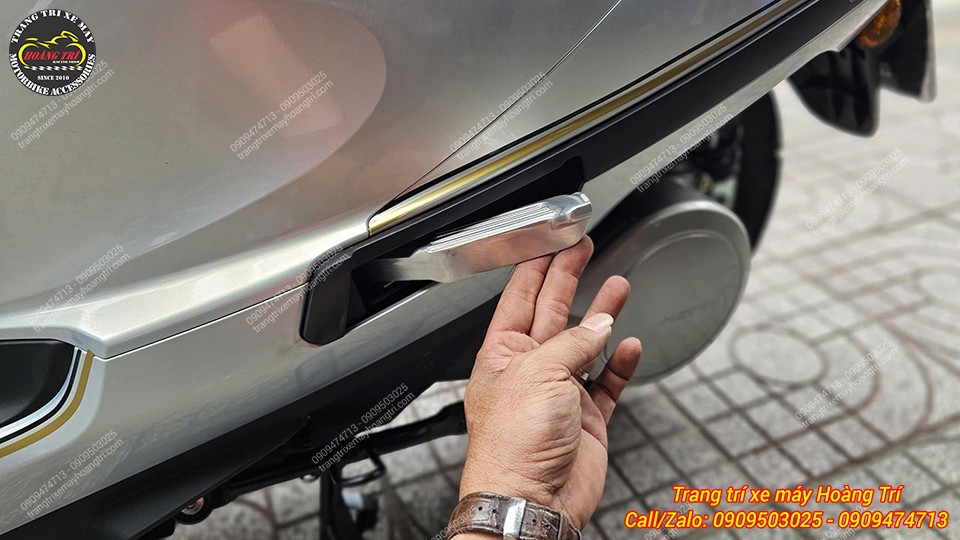 Phải cúi người hoặc ngồi xỏm xuống thì mới có thể bật gác chân sau ra