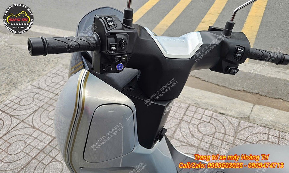 Nút bật gác chân tự động Honda UC3 thiết kế LED đẹp mắt và thao tác nhanh gọn