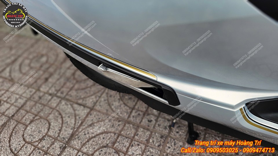 Cần mớ gác chân sau cho người ngồi sau khi lên xe chỉ cần bấm nút