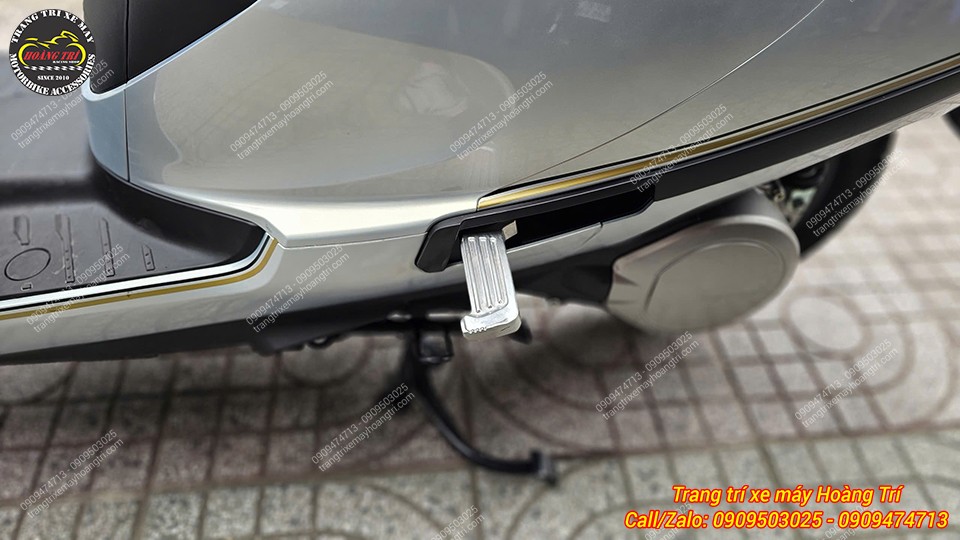 Gác chân sau tự động được bật ra trên chiếc Honda UC3 - Thể hiện sự chỉn chu, tinh tế của chủ xe