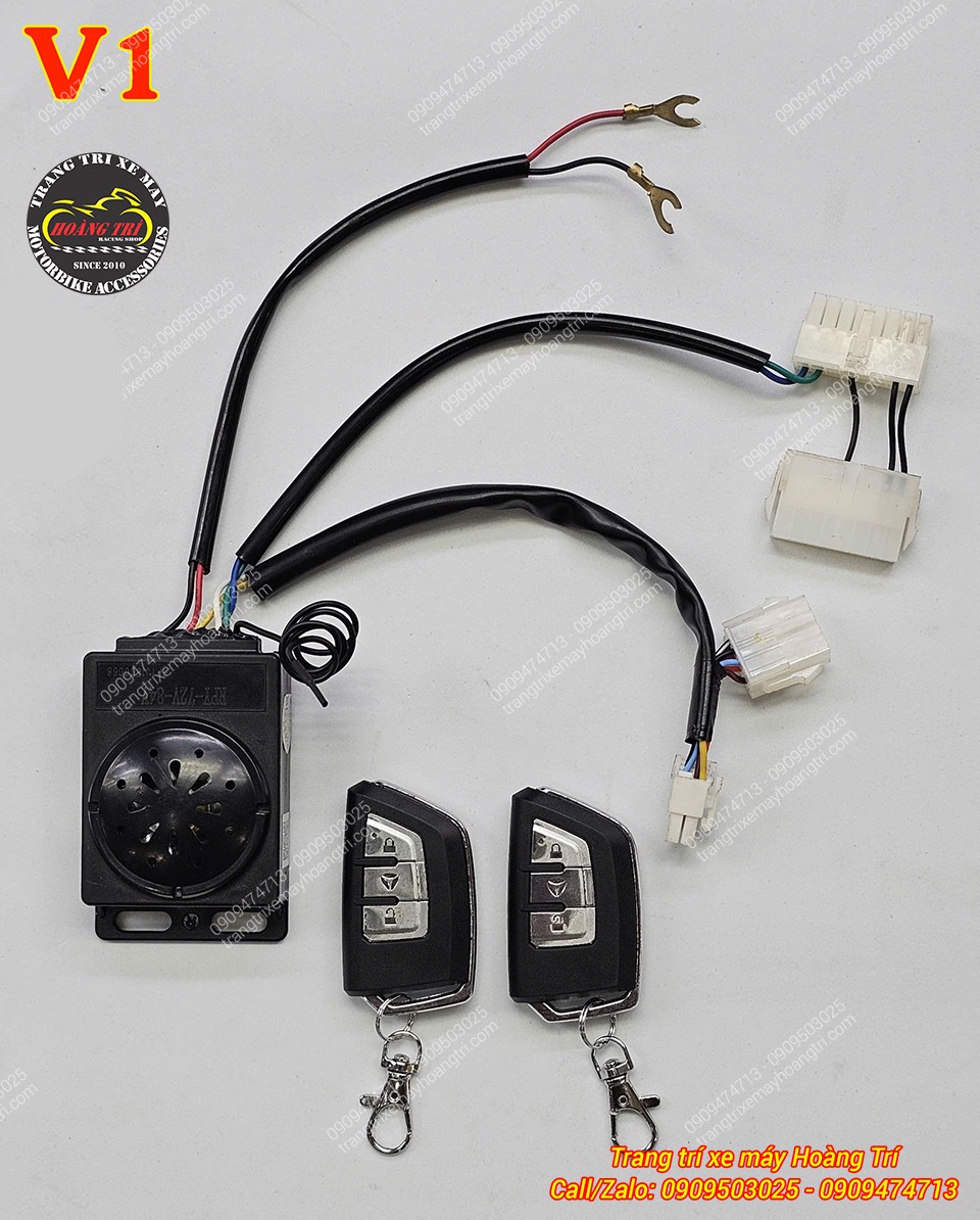 Cận cảnh bộ khóa chống trộm Yadea V1 gồm giắc cắm, điều khiển và hai remote đầy đủ