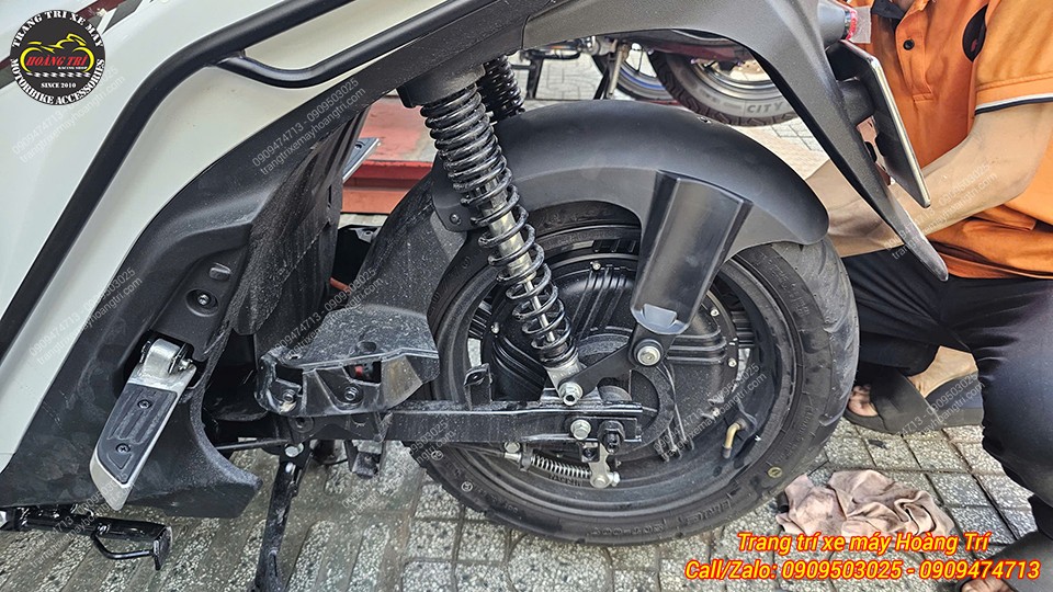 Chắn bùn zin kết hợp chắn bùn NVX giúp bảo vệ toàn diện khu vực bánh sau VinFast Feliz