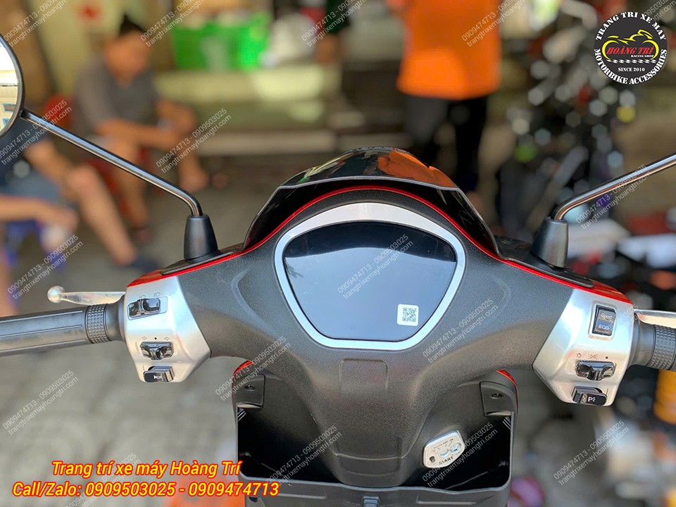 Khu vực tay lái VinFast EVO nổi bật với combo ốp đầu và viền đèn pha lắp chuẩn zin
