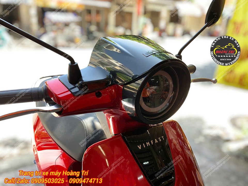 Góc nghiêng đầu xe VinFast EVO với viền đèn B-Factory, tăng phong cách Vespa đầy cuốn hút
