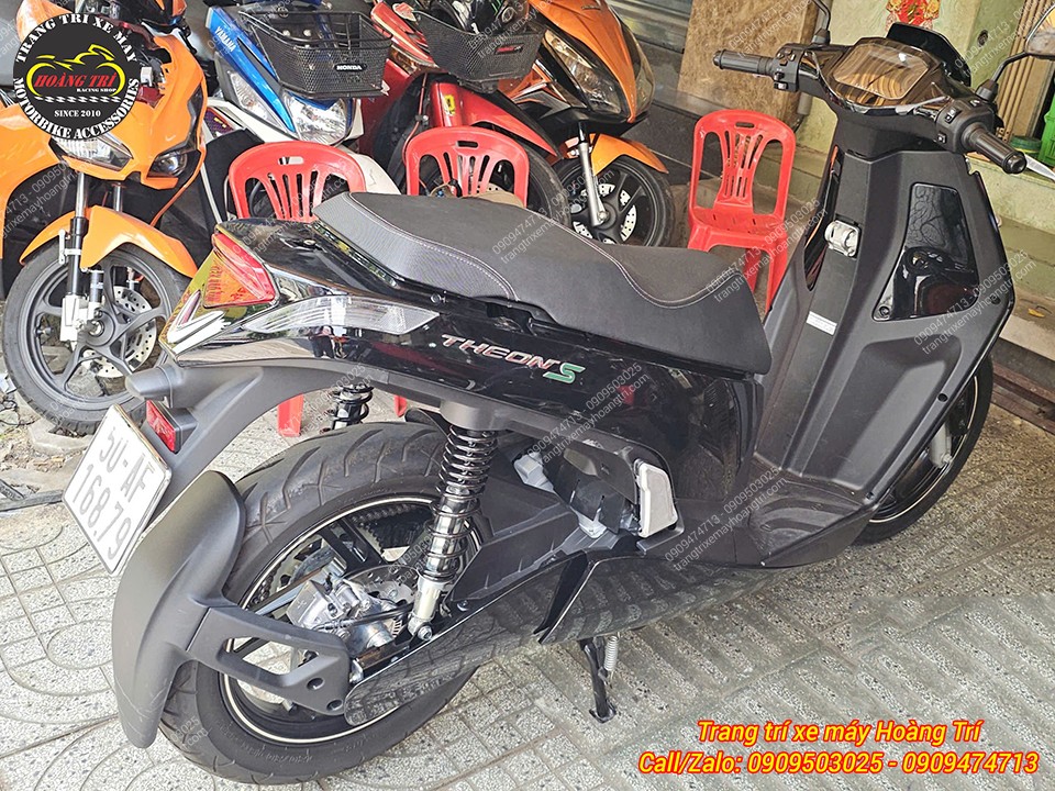 VinFast Theon S nguyên bản chỉ trang bị một gác chân sau màu trắng duy nhất