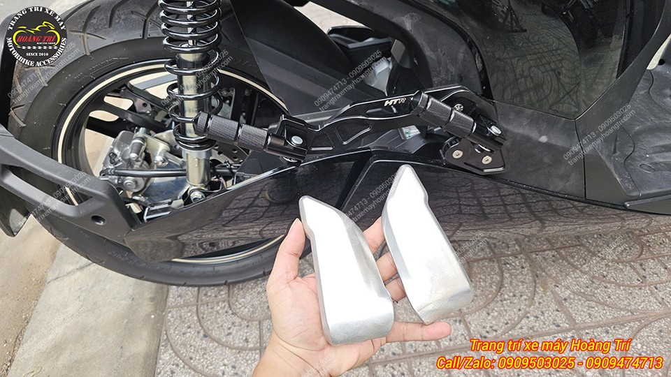 Trên tay là gác chân zin tháo rời, trên xe đã lắp gác chân phụ HTR nhôm CNC
