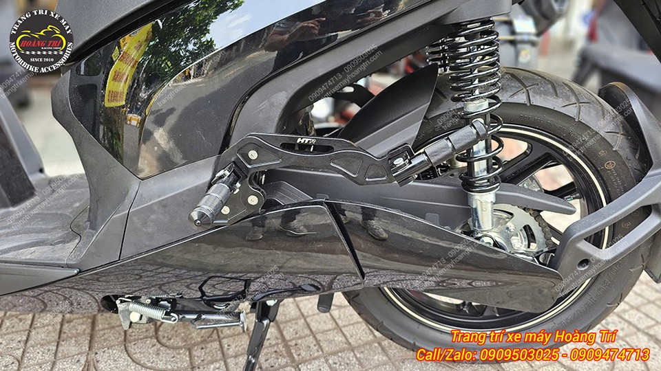 Gác chân phụ HTR nhôm CNC lắp gọn, giúp hai người phía sau ngồi thoải mái hơn