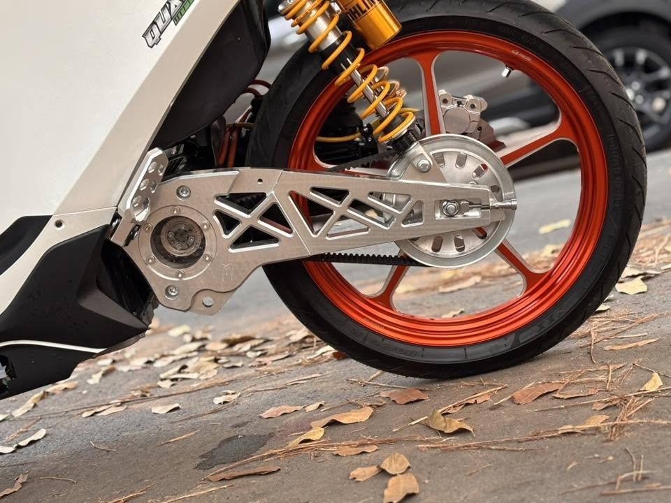 Gấp nhôm CNC DatBike Quantum V2 màu bạc nổi bật khi được trang bị trên xe