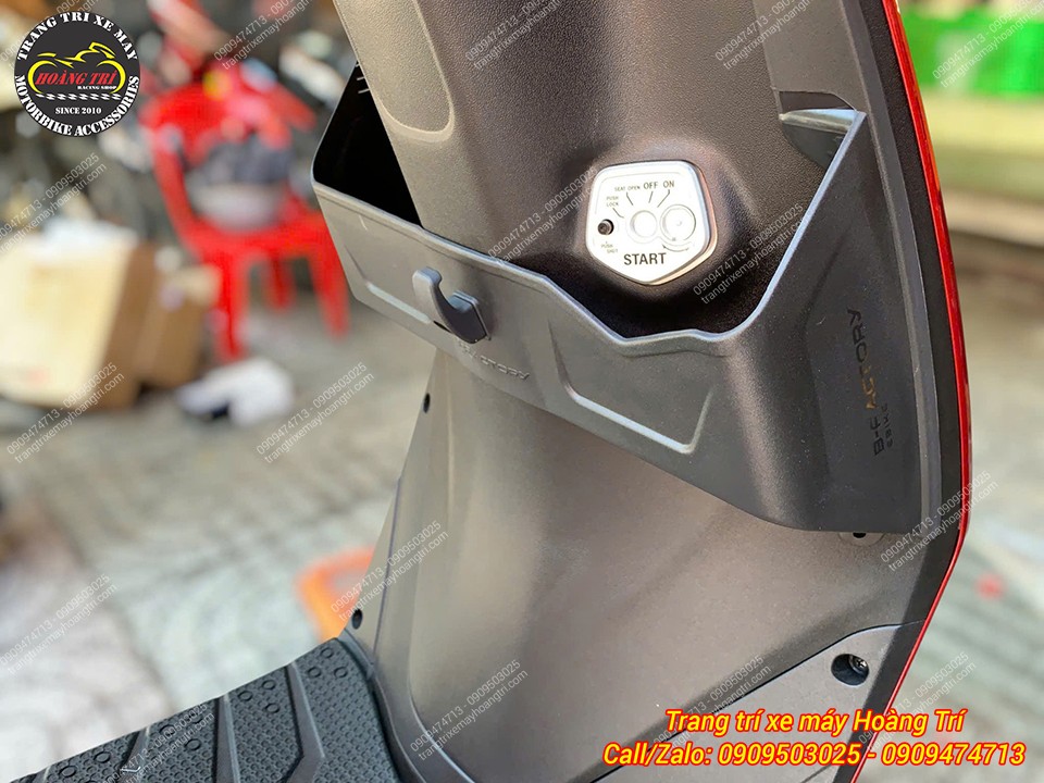 Góc nghiêng hộc đựng đồ B-Factory lắp gọn gàng, thao tác lấy đồ nhanh và giữ xe ngăn nắp