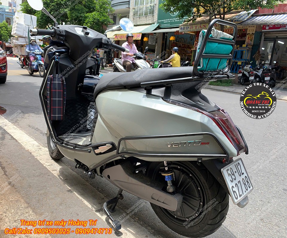 Nhìn từ phía sau, khung bảo vệ Vento Neo bao quanh hông xe, tăng vẻ ngoài khỏe khoắn