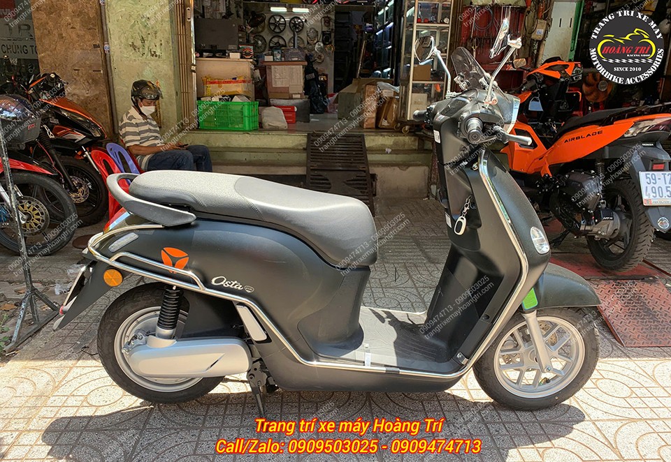Tổng thể Yadea Osta lắp khung inox chuẩn zin, mang đến ngoại hình chắc chắn và đồng bộ hơn