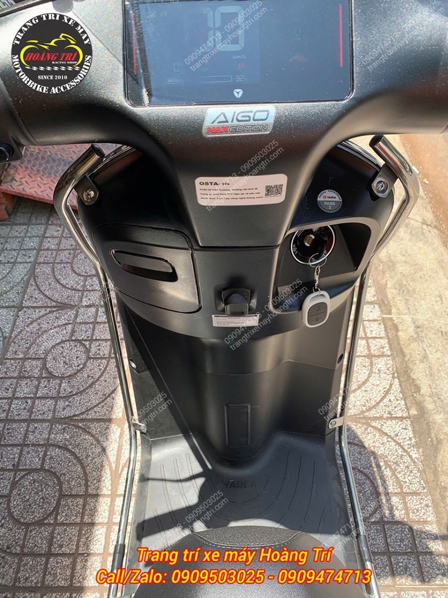 Khu vực để chân và yếm trước được khung inox bao quanh, tăng bảo vệ trong quá trình sử dụng