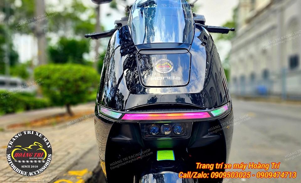 Led Audi i8 thay thế đèn demi nguyên bản của Honda UC3 với hiệu ứng chuyển màu mượt mà
