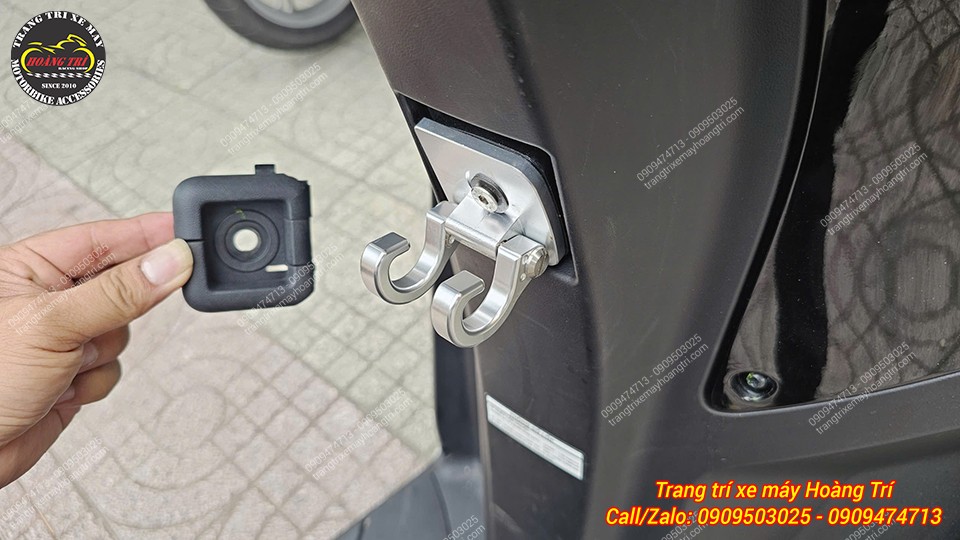 So sánh móc treo nhôm HTR trên xe với móc treo nhựa nguyên bản cầm trên tay dễ nhận thấy