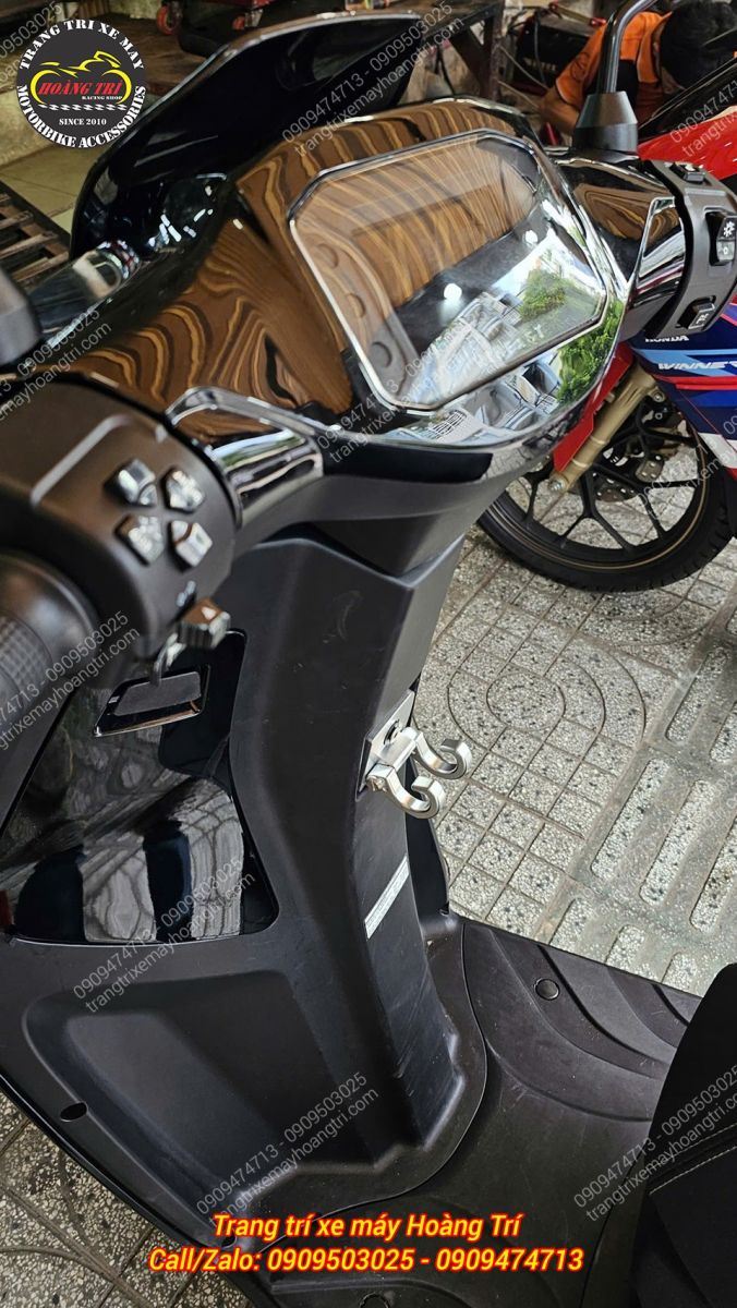 Móc treo HTR vừa hỗ trợ treo đồ thuận tiện vừa tạo điểm nhấn nổi bật cho xe