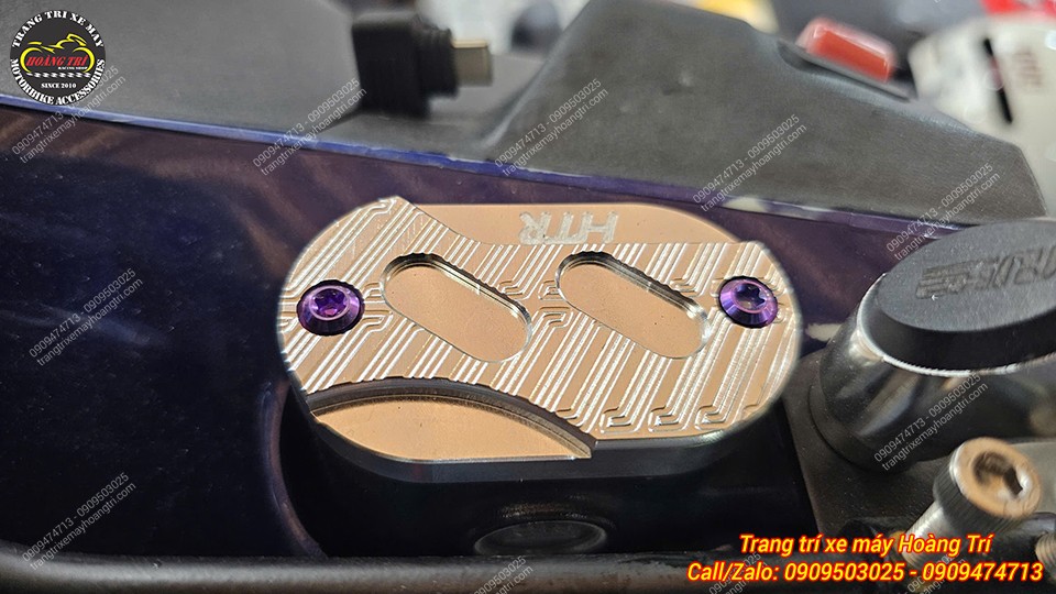 Nắp dầu nhôm CNC Datbike Quantum sau lắp đặt vừa vặn, kết hợp ốc titan tạo điểm nhấn nổi bật