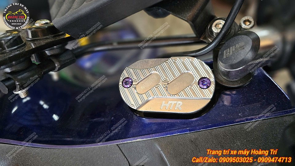 Cận cảnh nắp dầu CNC màu bạc trên Datbike Quantum, nâng cao thẩm mỹ khu vực tay lái