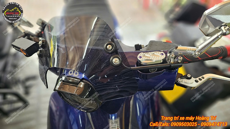 Tổng thể đầu xe Datbike Quantum sau khi trang bị nắp dầu CNC HTR gọn gàng và cá tính