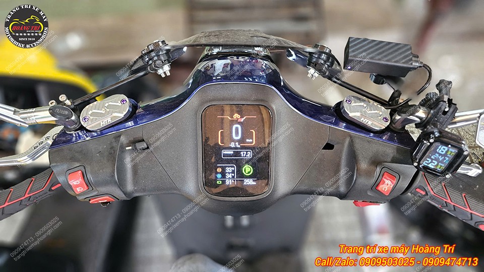 Góc nhìn người lái cho thấy cặp nắp dầu CNC Datbike Quantum cân đối ở hai bên