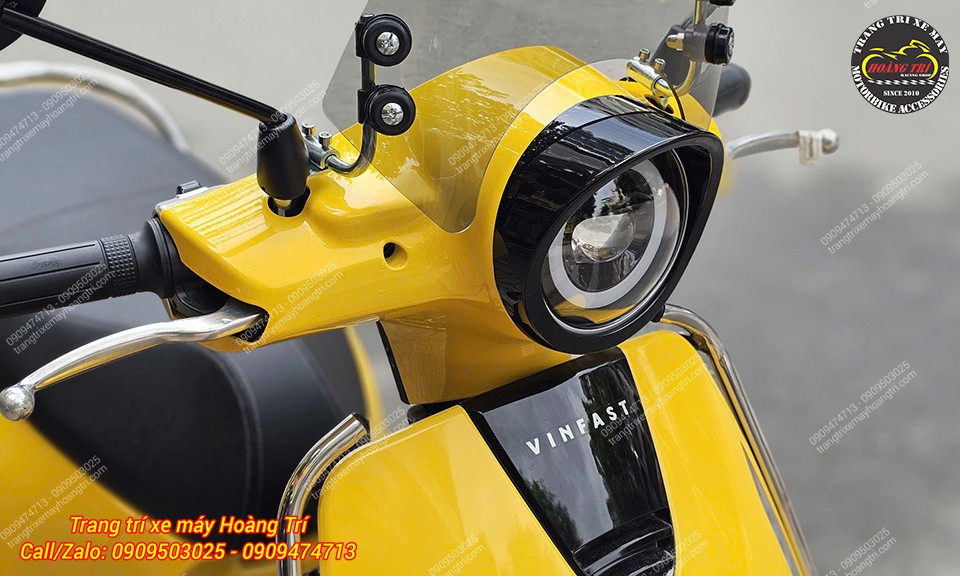 Cận cảnh ốp đèn pha VinFast Evo màu đen bóng, tạo điểm nhấn nổi bật cho khu vực đầu xe