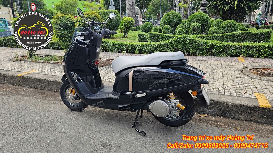 Góc ngang Honda UC3 cho thấy phuộc Ohlins hài hòa cùng thân xe đen bóng sang trọng