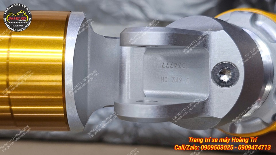 Cận cảnh vị trí bên dưới phuộc được khắc mã HO349 từ phuộc Ohlins chính hãng