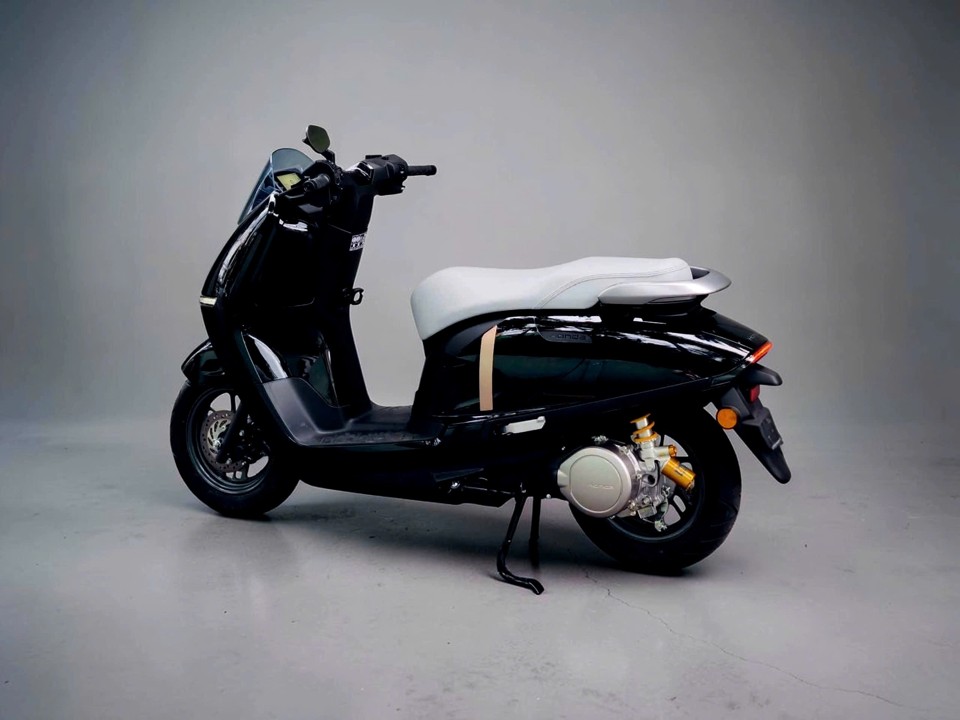 Honda UC3 màu đen hoàn thiện phuộc Ohlins HO349 chính hãng, tăng khả năng vận hành và thẩm mỹ