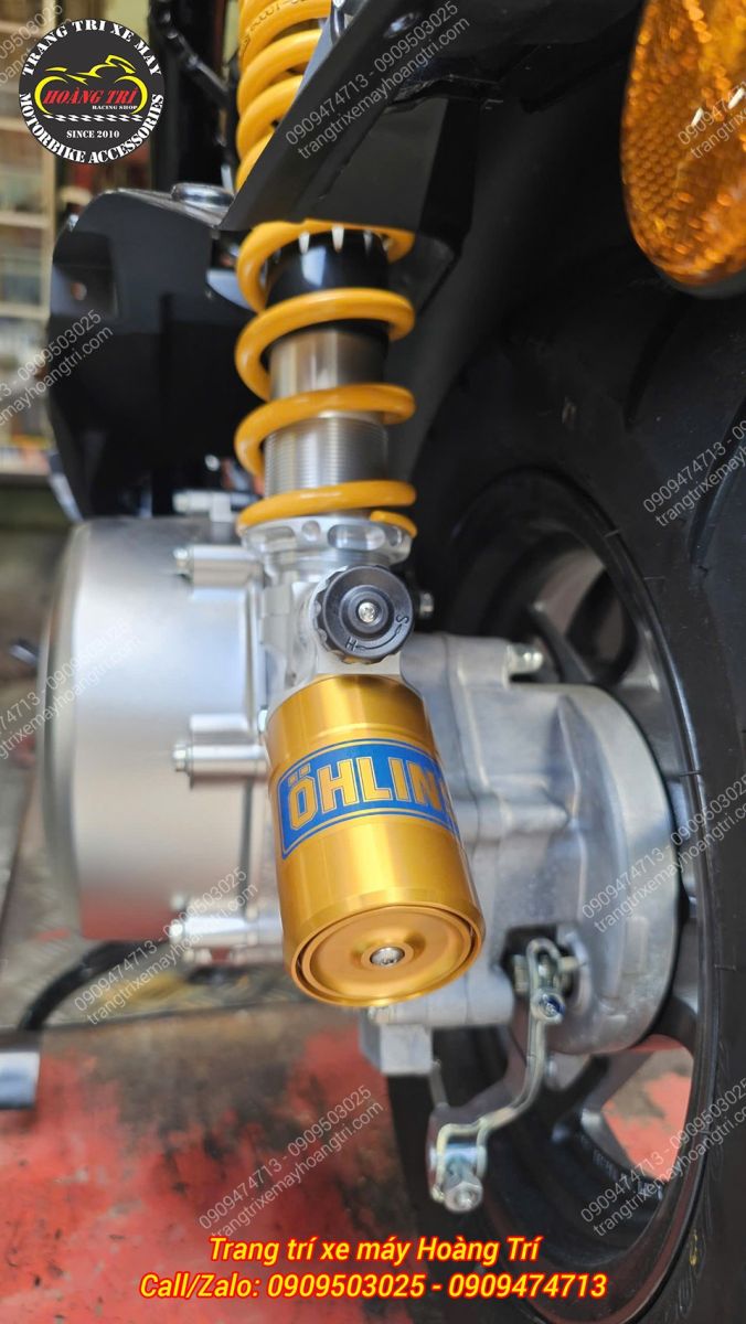 Góc nghiêng phuộc Ohlins HO349 trên Honda UC3, nổi bật bình dầu vàng và núm chỉnh tiện lợi