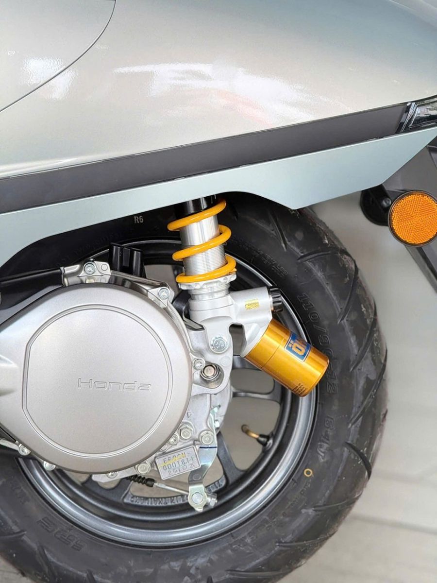 Cận cảnh phuộc Ohlins Honda UC3 chính hãng nổi bật, tăng hiệu suất nhún và ổn định khi vận hành