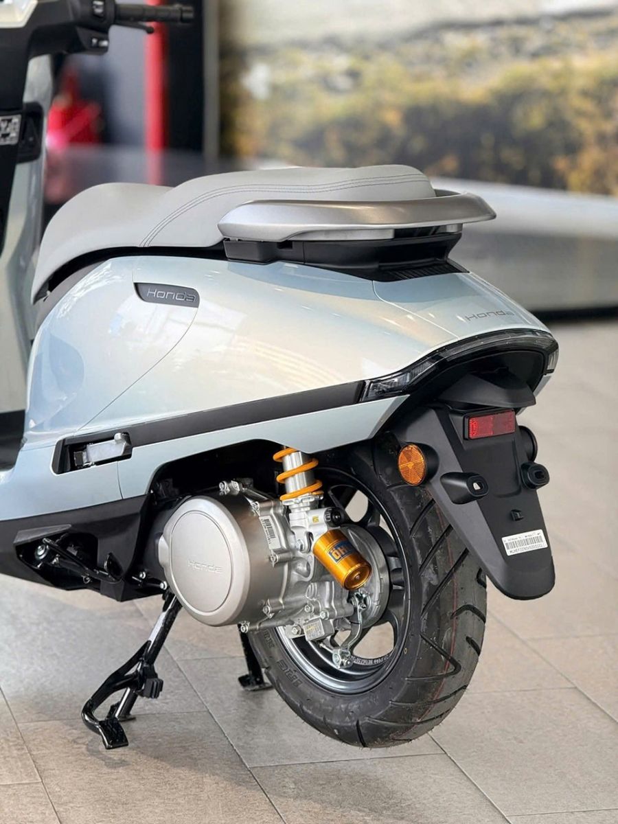 Tổng thể Honda trang bị phuộc Ohlins UC3 chính hãng, tạo điểm nhấn thể thao và tăng trải nghiệm êm ái
