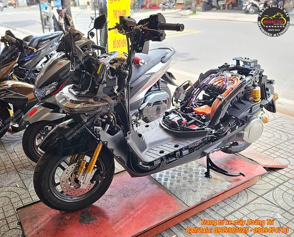 Honda UC3 đã được nâng cấp hoàn thiện phuộc trước Kingham nổi bật và thu hút với sắc vàng cá tính