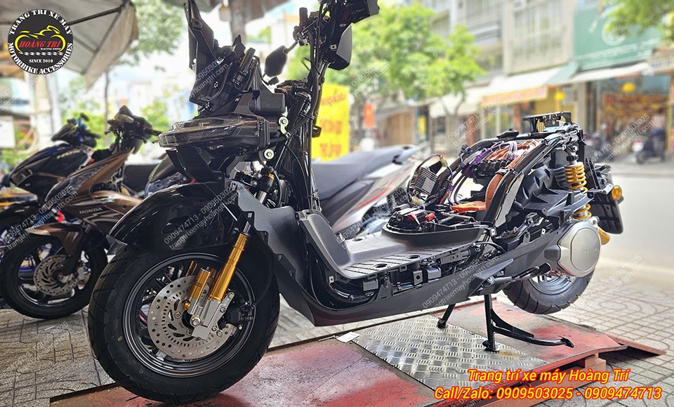 Anh khách còn trang bị cùng phuộc sau Ohlins chính hãng cho phuộc trước Kingham trên Honda UC3