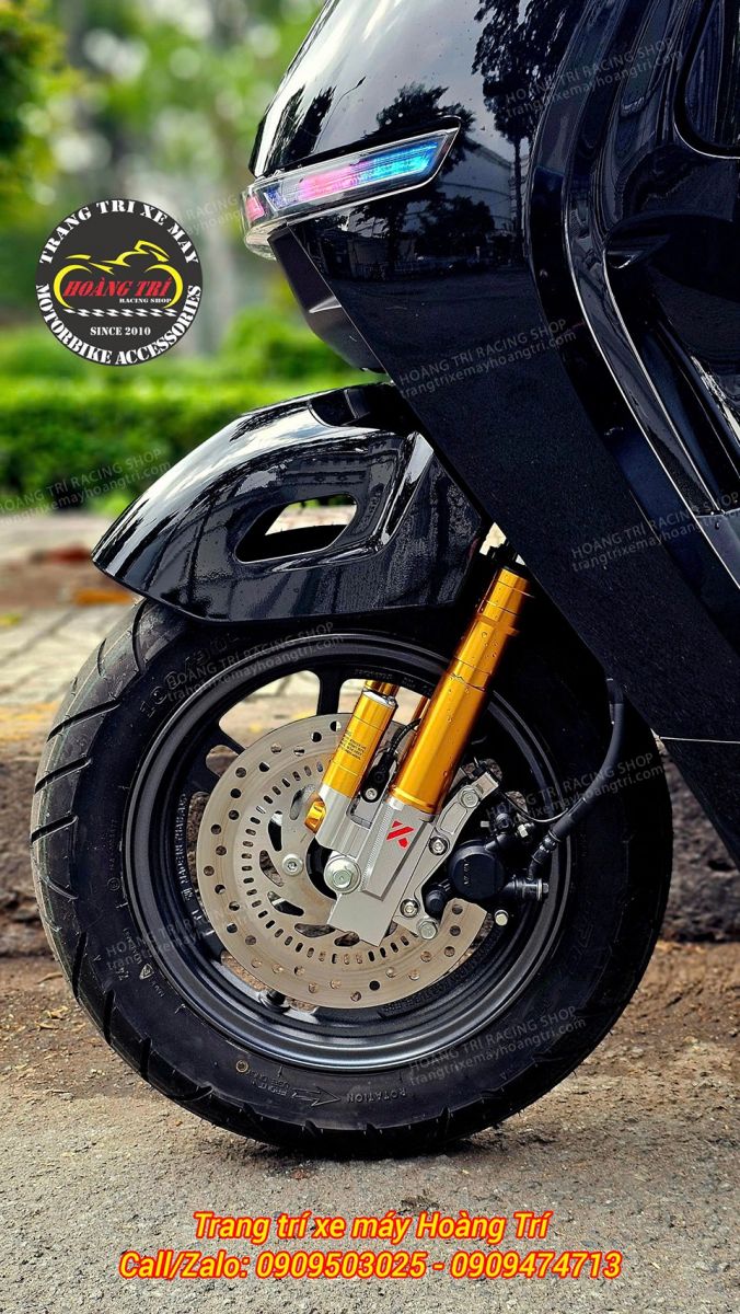 Cận cảnh phuộc trước Kingham Honda UC3 nổi bật tông vàng cùng bình dầu và đĩa phanh lớn