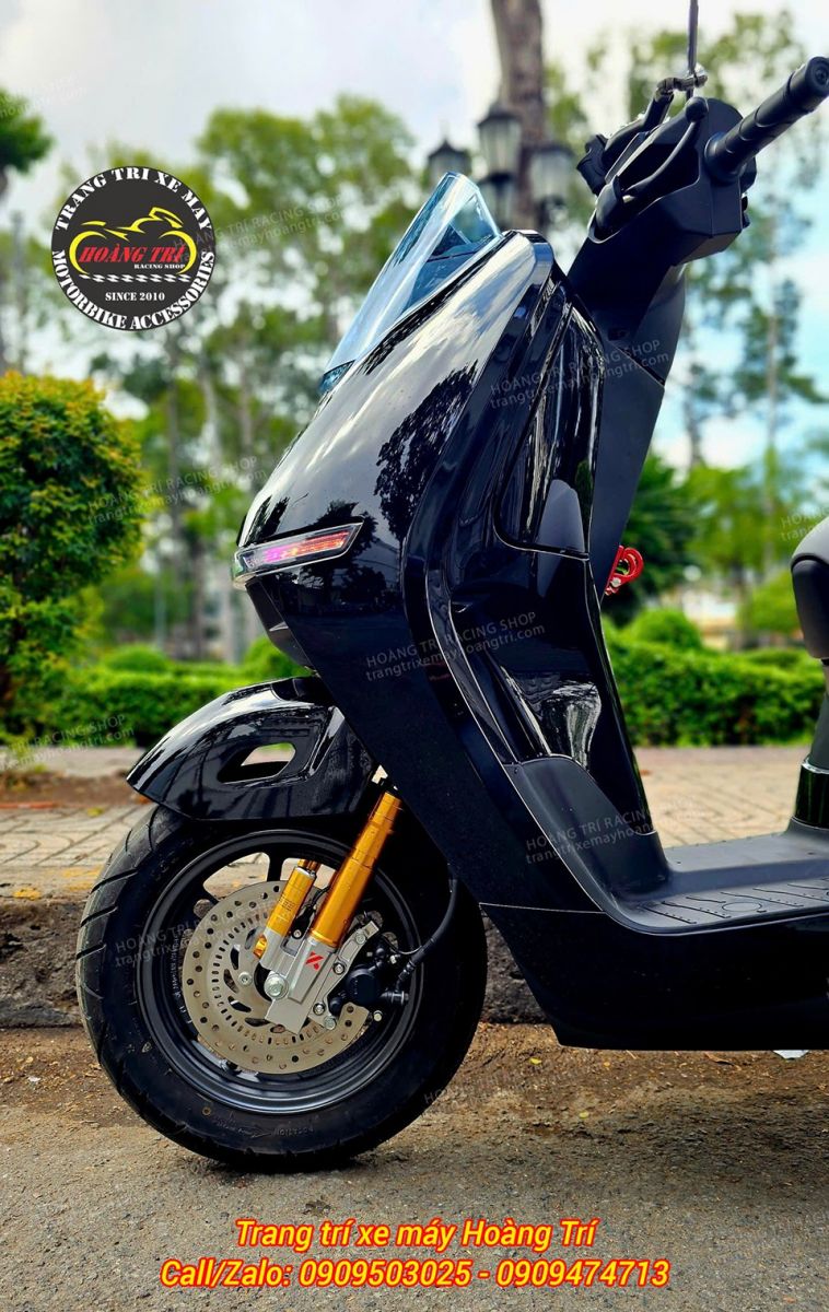 Góc nghiêng Honda UC3 cho thấy phuộc Kingham màu vàng hài hòa cùng thiết kế thân xe đen