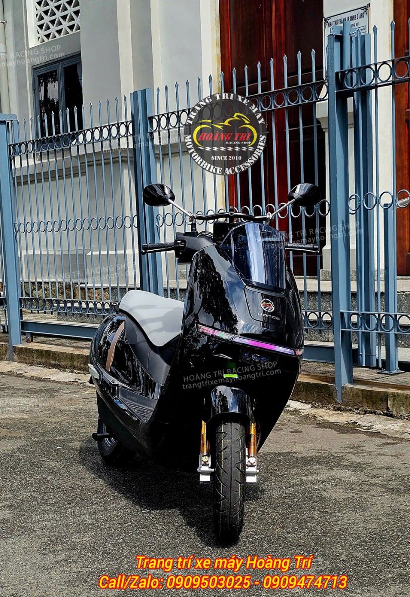 Nhìn trực diện Honda UC3 nổi bật cặp phuộc Kingham vàng, tạo điểm nhấn thể thao cho dàn trước