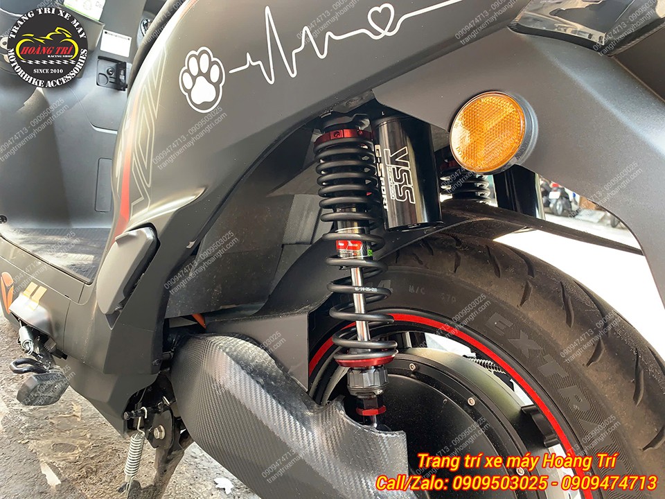 Góc nghiêng Yadea Voltguard nổi bật với phuộc YSS G-Sport, tăng vẻ thể thao và cứng cáp hơn