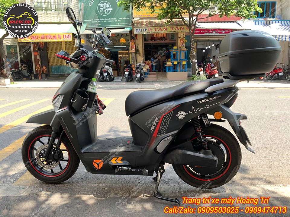 Góc nghiêng Yadea Voltguard lắp phuộc YSS G-Sport và thùng sau, sẵn sàng cho những hành trình dài
