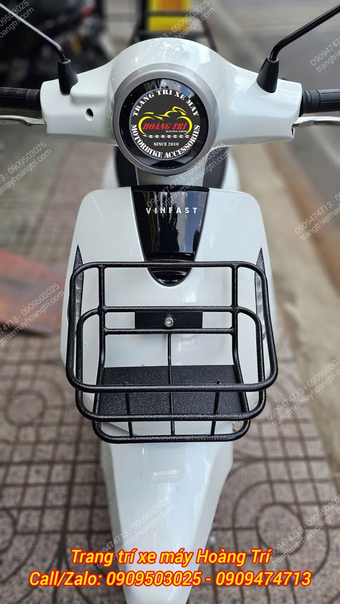 Thêm chiếc VinFast EVO màu trắng ghé shop lắp rổ trước mặt nạ phục vụ nhu cầu hằng ngày
