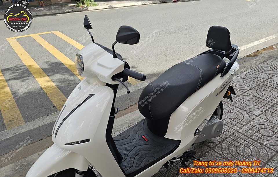 Cận cảnh thảm sàn Datbike ERA ôm khít bề mặt, tăng ma sát và bảo vệ xe tối ưu