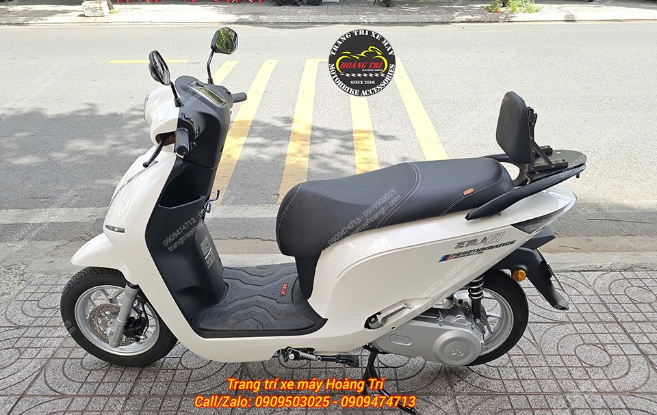 Tổng thể Datbike ERA ấn tượng hơn với thảm sàn chống trượt, lắp chuẩn zin phù hợp xe