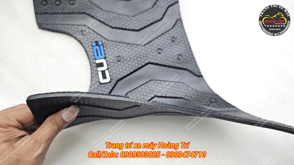 Cận cảnh độ dày thảm để chân Honda CUV e, chất liệu cao su đàn hồi tốt và hoàn thiện sắc nét